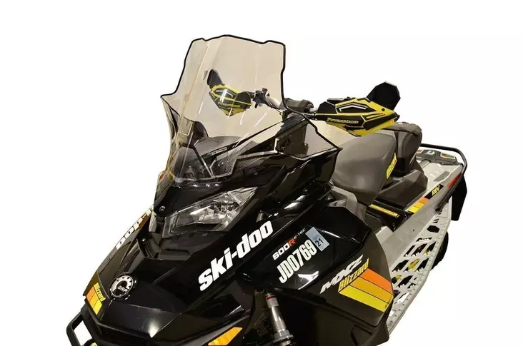 Powermadd Tuulilasi Ski-Doo Gen4 Keskikorkea 20" Kirkas/Mustalla grafiikalla - Duell MK varaosat ja tarvikkeet - 24030 - 1