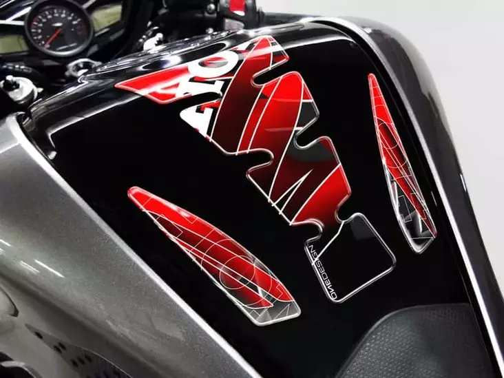 Puig Tank Pad Mod.Wings Honda C/Red-Black - Duell MP varaosat ja tarvikkeet - 93271 - 1