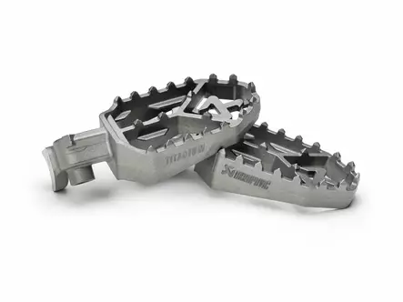 Akrapovic Adventure Footpeg Set (Titanium) Yamaha Ténéré 700 2025 - Duell MP varaosat ja tarvikkeet - 67792 - 1