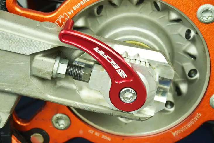 Scar Rear axle pull - KTM Husqvarna GasGas - Red color - Duell MP varaosat ja tarvikkeet - 75194 - 1
