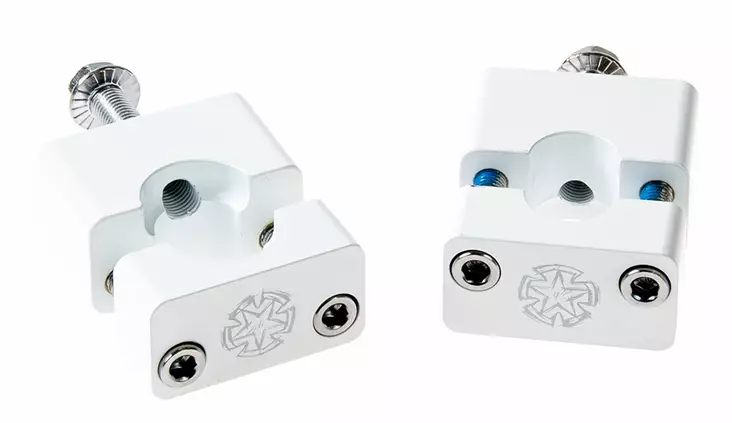 Timeless Ohjaustangon kiinnikepari Valkoinen 22mm M10 Monkey Type / Pitbike - Duell mopojen varaosat ja tarvikkeet - 114654 - 1