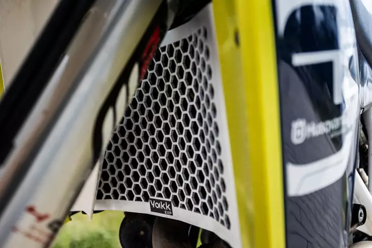 Yakk EXP Radiator guard Husqvarna 701 Enduro/Supermoto (16-25) satin - Duell MP varaosat ja tarvikkeet - 100144 - 1