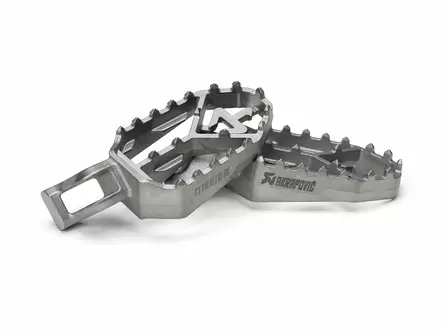 Akrapovic Adventure Footpeg Set (Titanium) Triumph Tiger 850 / 900 2024 - Duell MP varaosat ja tarvikkeet - 67235 - 1