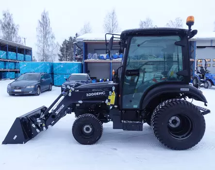 Solis 26 HST XL 4WD Juhlamalli, etukuormaajalla ja lämpöhytillä - Solis Traktorit - 855 - 2