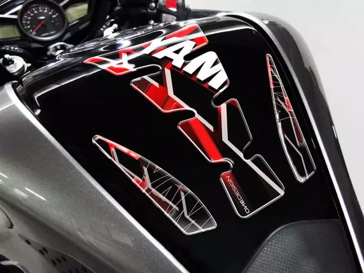 Puig Tank Pad Wings Yamaha C/Red-Black - Duell MP varaosat ja tarvikkeet - 93386 - 1