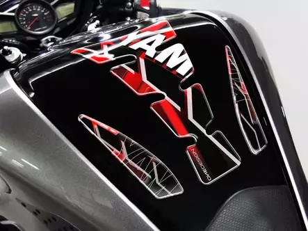 Puig Tank Pad Wings Yamaha C/Red-Black - Duell MP varaosat ja tarvikkeet - 93386 - 1
