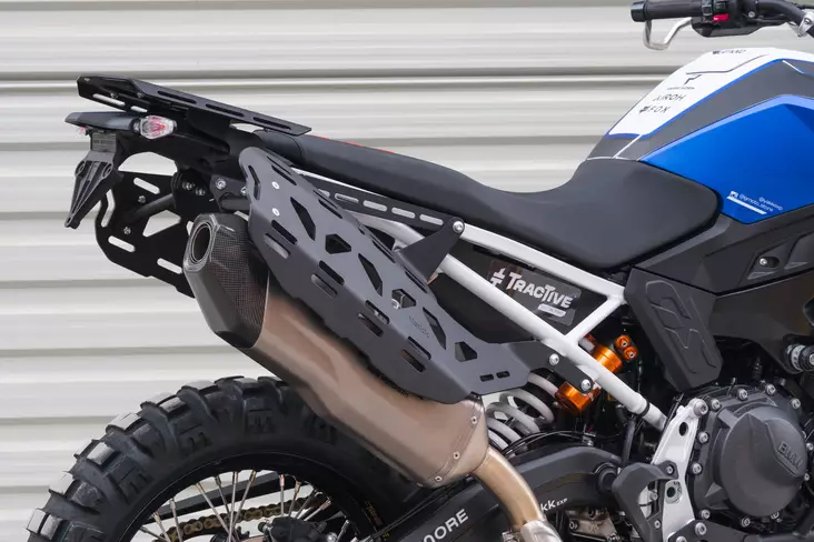 Yakk EXP Side pannier luggage rack BMW F900 GS (24-) black - Duell MP varaosat ja tarvikkeet - 99689 - 1